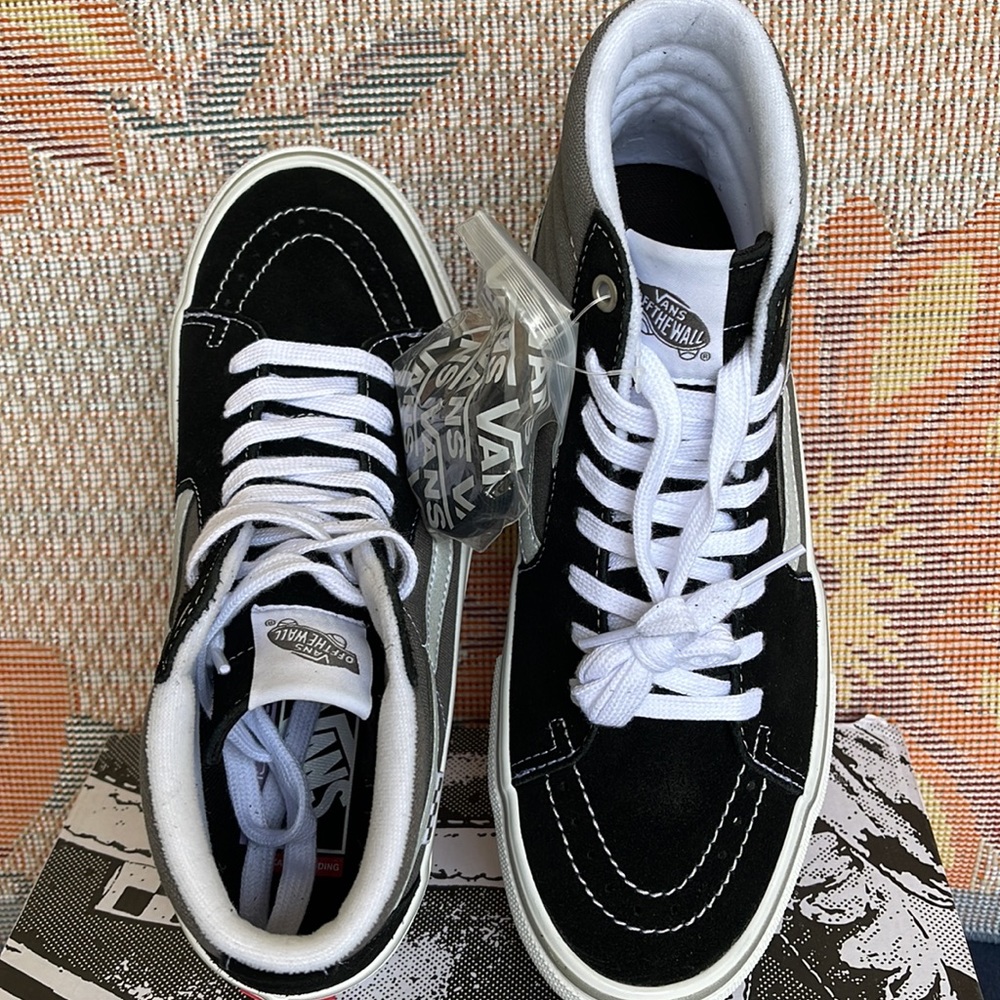 Vans Men’s Skate Sk8-Hi
Reflective Black/Grey
VN0ASFCCN42
Sneakers - Picture 13 of 16